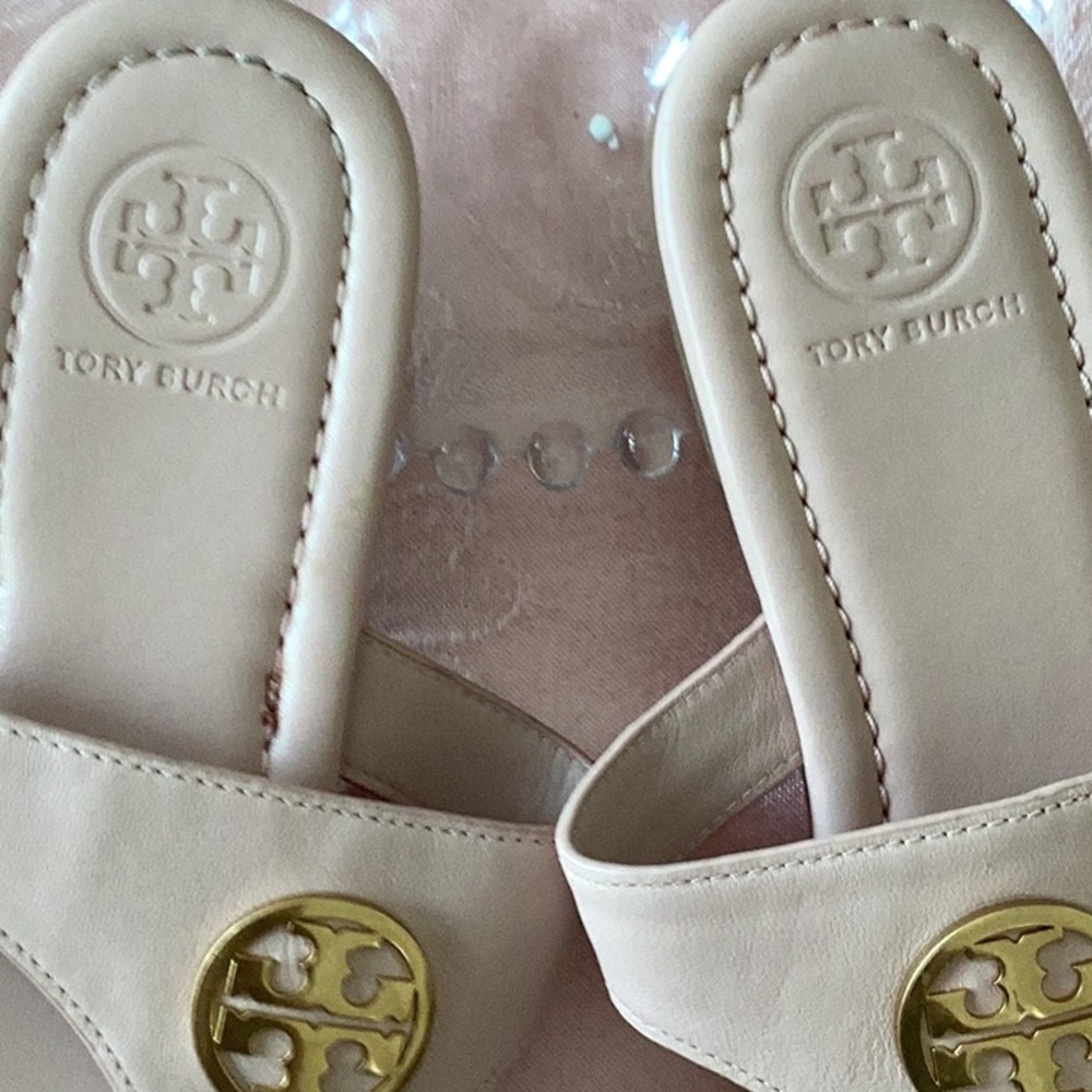 Tory Burch Beige Sandals with Gold Logo - Picture 5 of 8